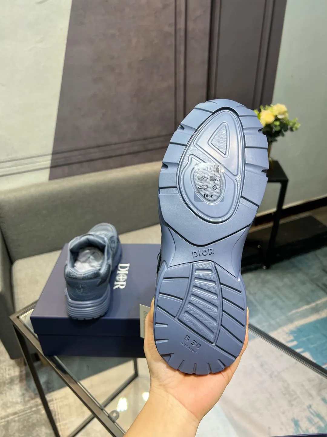 Men's shoes 💰600 high version joint model 🍸 Dior Dior The Island co-branded B30 sneakers follow the trend of the retro market and are Dad Shoes style shoes. The Dior logo on the tongue also indicates that this pair of shoes is the B30 model! B30 uses fine-textured leather and mesh cloth materials to form a shoe body. There are conspicuous letters CD on both sides of the shoe body to indicate the identity. Many lines on the shoe body outline the details, making the shoes look less monotonous and full of retro flavor. ♺ Upper: Original customized technical fabric + mesh ♺ Inner lining: Original customized breathable lining ♺ Outsole: Original molded IP foam + TPU outsole ♺ Heel height: 3.5cm ♺Code number: 39-44 (45 46 customized)